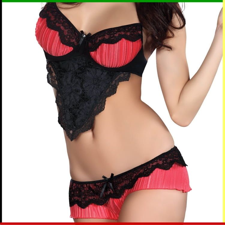 Vrouw in rode en zwarte lingerie, lachend met één arm omhoog.