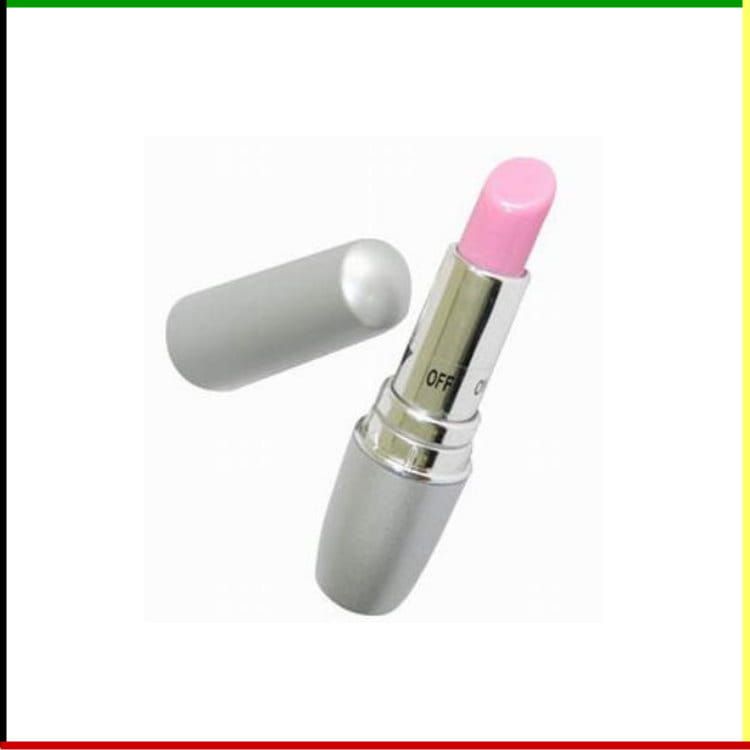 Een zilverkleurige, lippenstiftvormige persoonlijke massager met een roze vibratietip, waarvan de dop is verwijderd, ligt op een witte achtergrond.