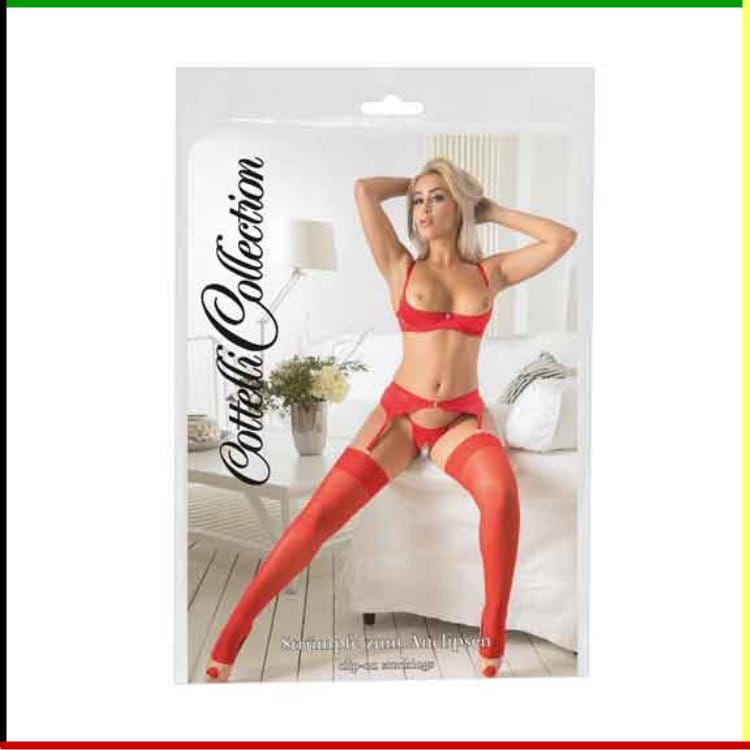 Vrouw in rode lingerie, poserend op een bed. Verpakking met label