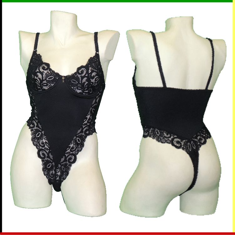 Zwarte bodysuit met kanten details op een paspop, voor- en achterkant.