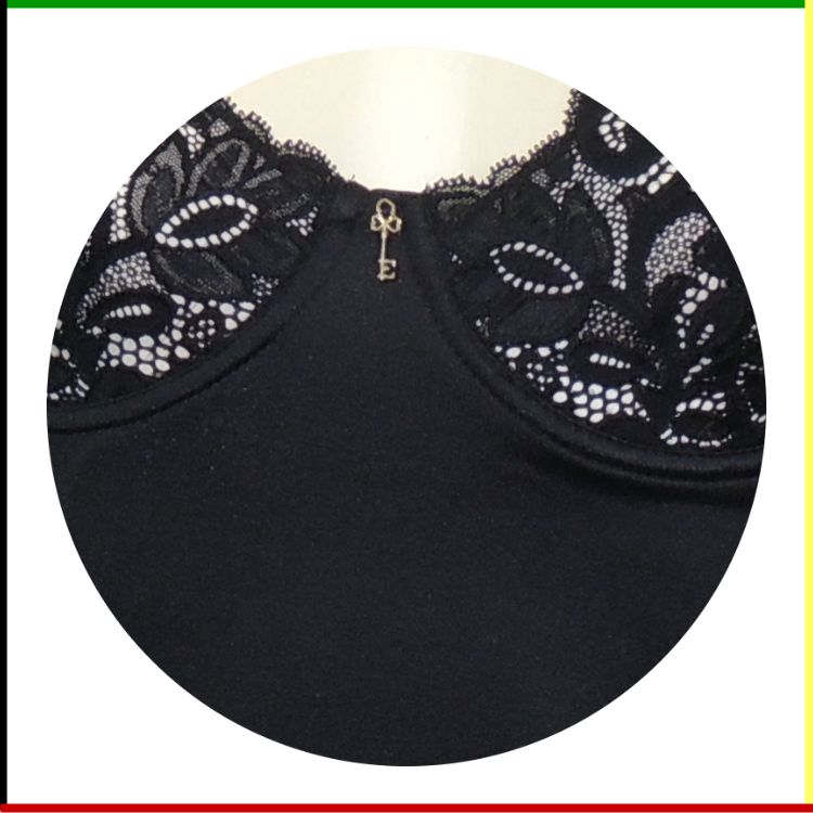Zwarte bodysuit met kanten details op een paspop, voor- en achterkant.