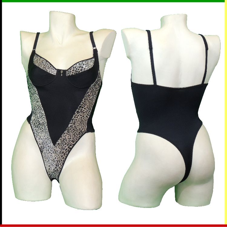 Zwarte bodysuit met luipaardprint op een paspop, voor- en achterkant.
