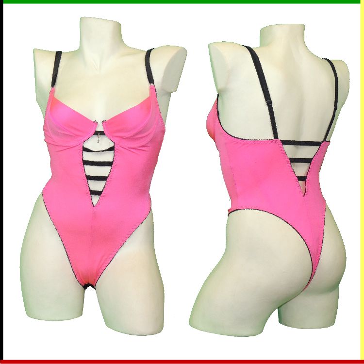 Roze, hoog uitgesneden bodysuit op een paspop, voor- en achterkant. Zwarte bandjes en uitsnijdingen.