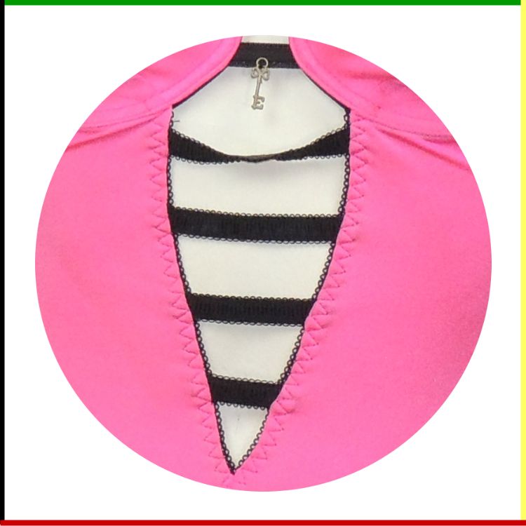 Roze, hoog uitgesneden bodysuit op een paspop, voor- en achterkant. Zwarte bandjes en uitsnijdingen.