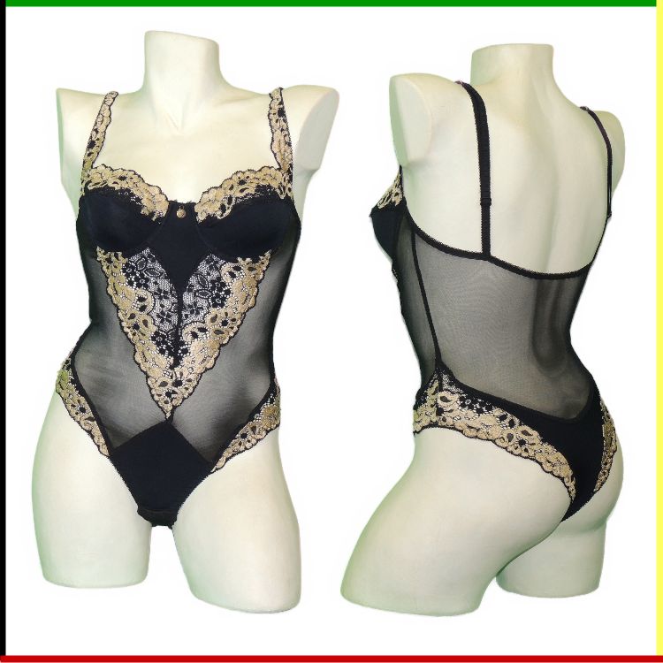Zwarte lingeriebodysuit met gouden kanten afwerking, getoond op mannequins, zowel van voren als van opzij.