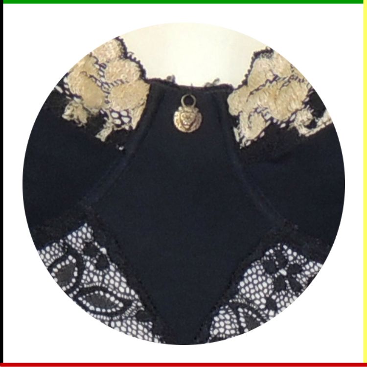 Zwarte lingeriebodysuit met gouden kanten afwerking, getoond op mannequins, zowel van voren als van opzij.