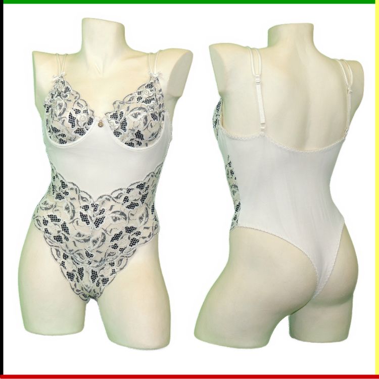 Witte bodysuit met bloemenborduurwerk op een paspop, voor- en achterkant.