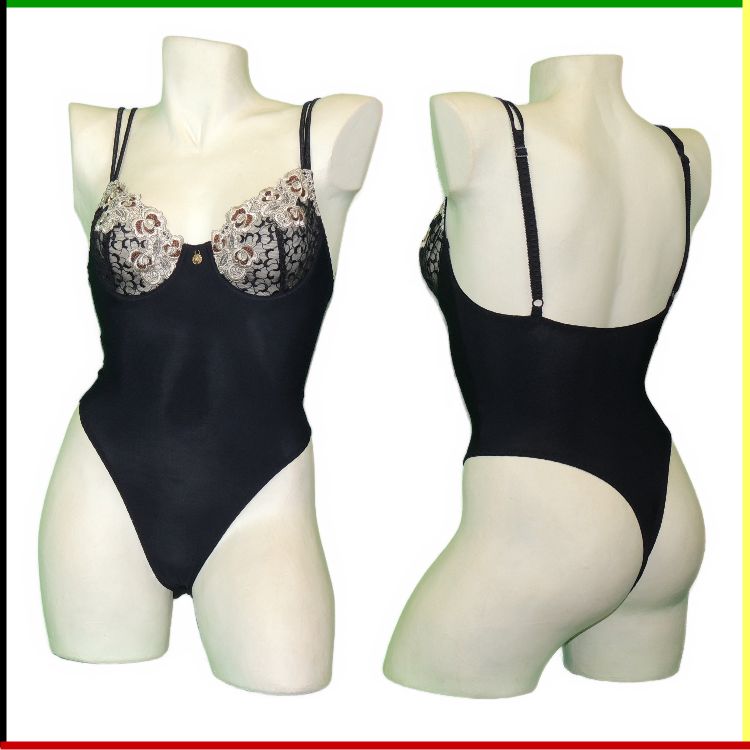 Zwarte bodysuit met kanten details, getoond op een paspop, voor- en achterkant.