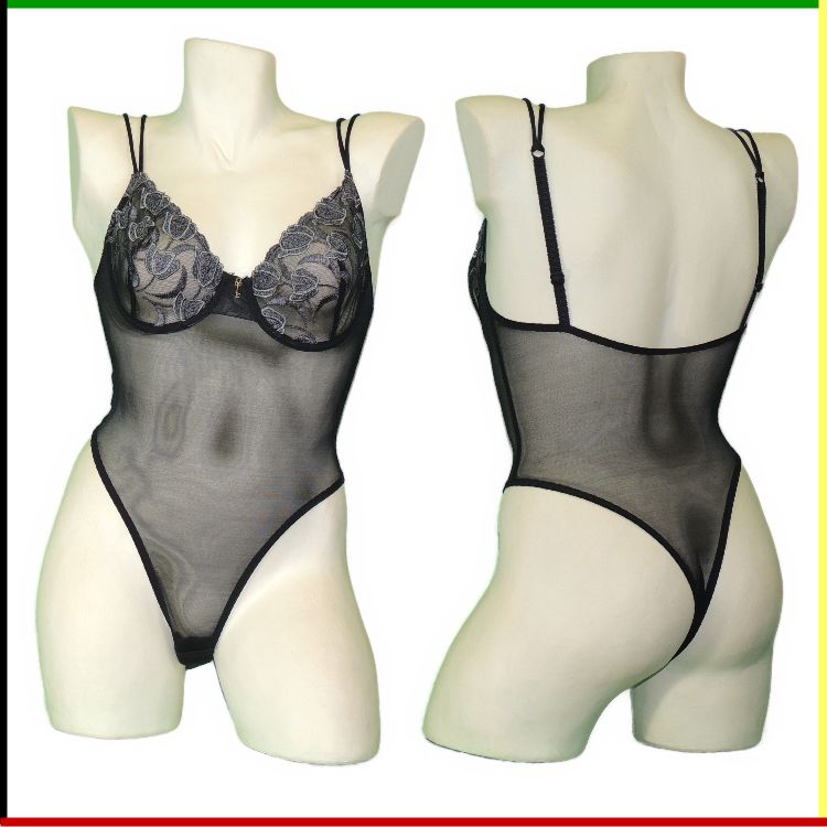 Zwarte kanten en mesh lingeriebodysuit getoond op een mannequin, voor- en achterkant.