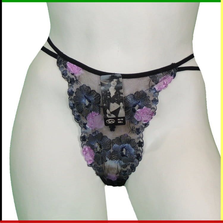 Witte mannequin torso met doorschijnende zwarte en paarse string met bloemenprint, voor- en achterkant.
