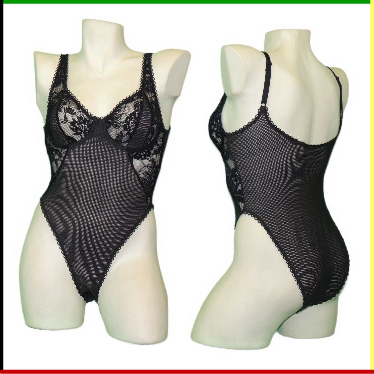 Zwarte kanten bodysuit op een witte paspop. Vooraanzicht en zijaanzicht.