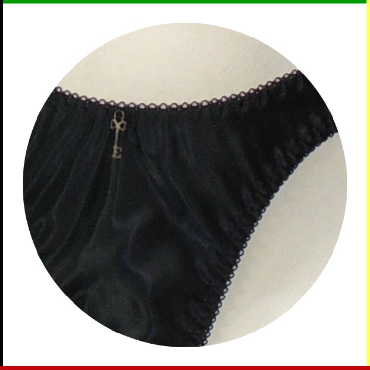 Vrouwenlichaam van een mannequin, voor- en achterkant, met zwarte string.