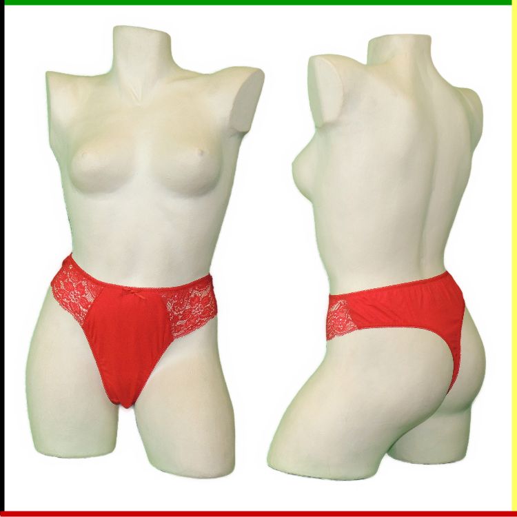 Rode lingerie op een witte paspop, van voren en van opzij gezien, met kanten details.
