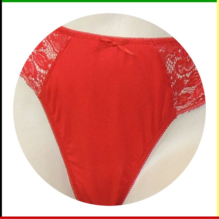 Rode lingerie op een witte paspop, van voren en van opzij gezien, met kanten details.