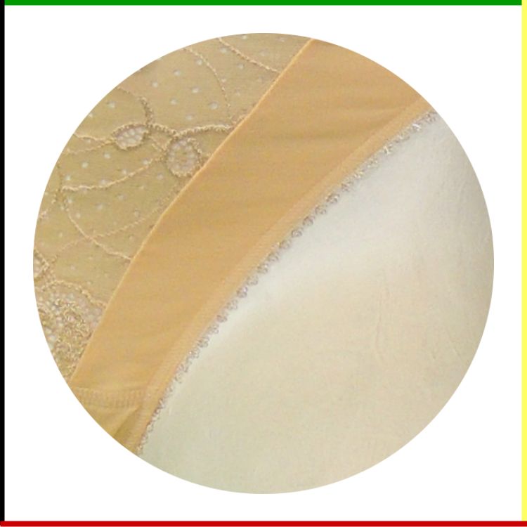 Vrouwenlichaamsmodel met beige string, voor- en achterkant.