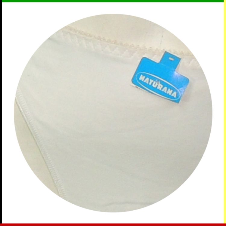 Vrouwenlichaamsmodel met witte onderkleding; voor- en achterkant.