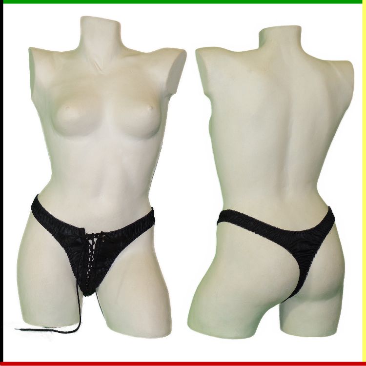 Twee aanzichten van een torso van een paspop. Het vooraanzicht toont een witte torso met een zwarte string, het achteraanzicht toont alleen de string.