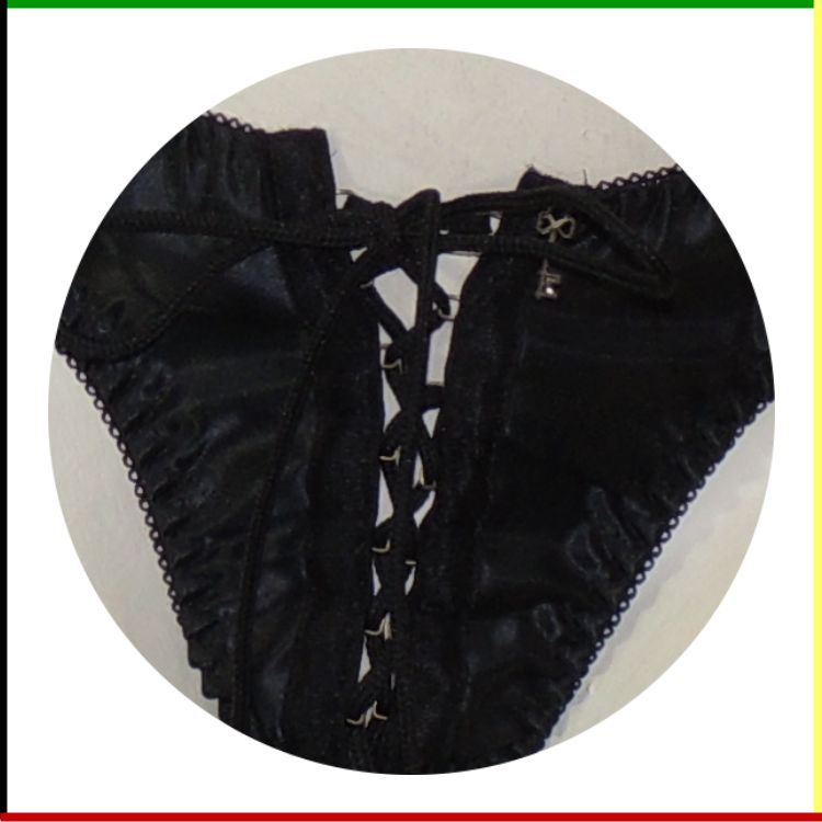 Twee aanzichten van een torso van een paspop. Het vooraanzicht toont een witte torso met een zwarte string, het achteraanzicht toont alleen de string.
