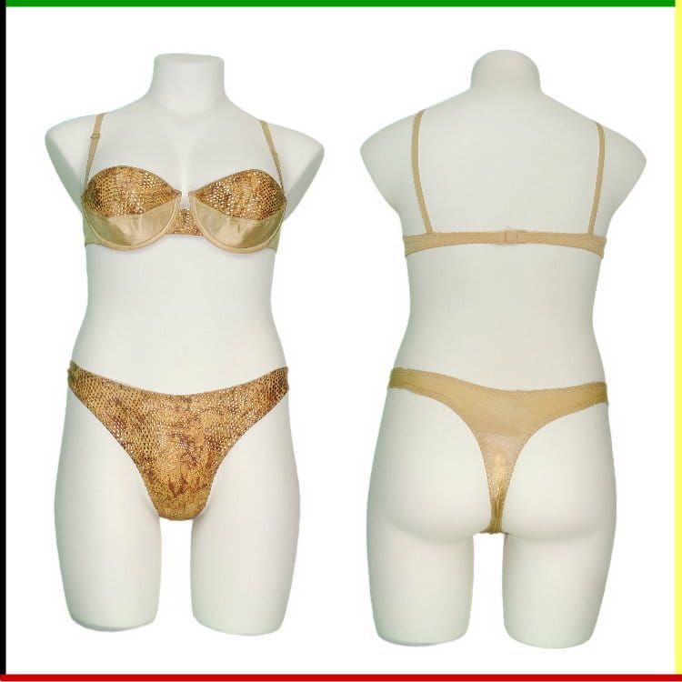 Gouden lingerieset met pailletten, gepresenteerd op een witte mannequin.