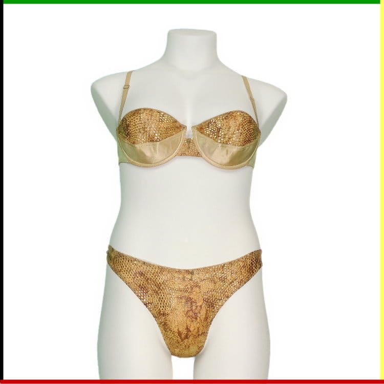 Gouden lingerieset met pailletten, gepresenteerd op een witte mannequin.