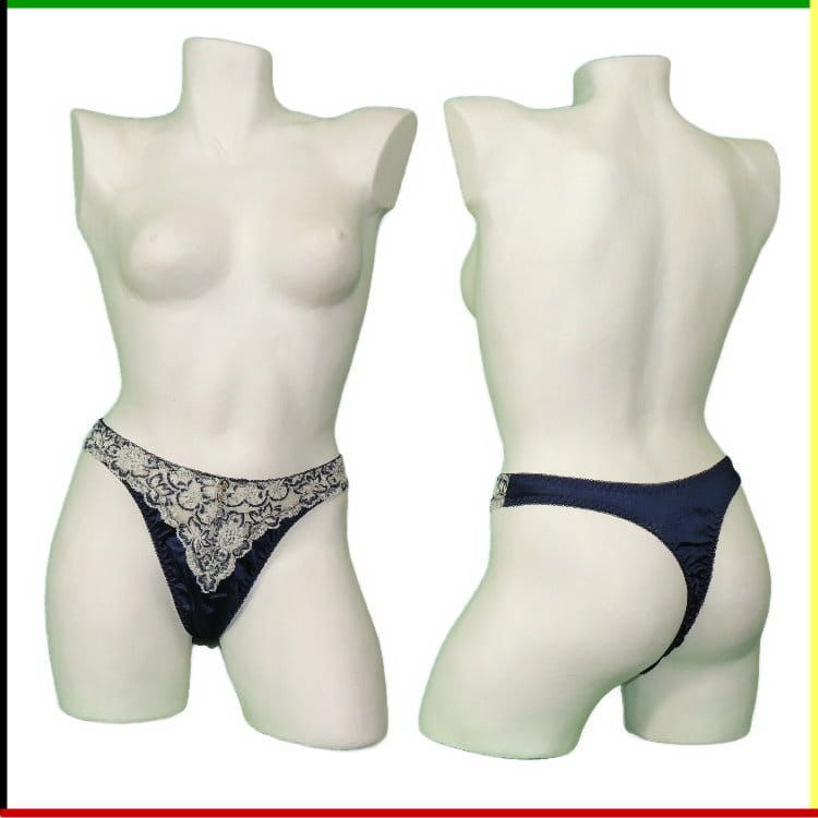 Twee mannequins tonen donkerblauwe stringonderbroeken, zowel van voren als van achteren.
