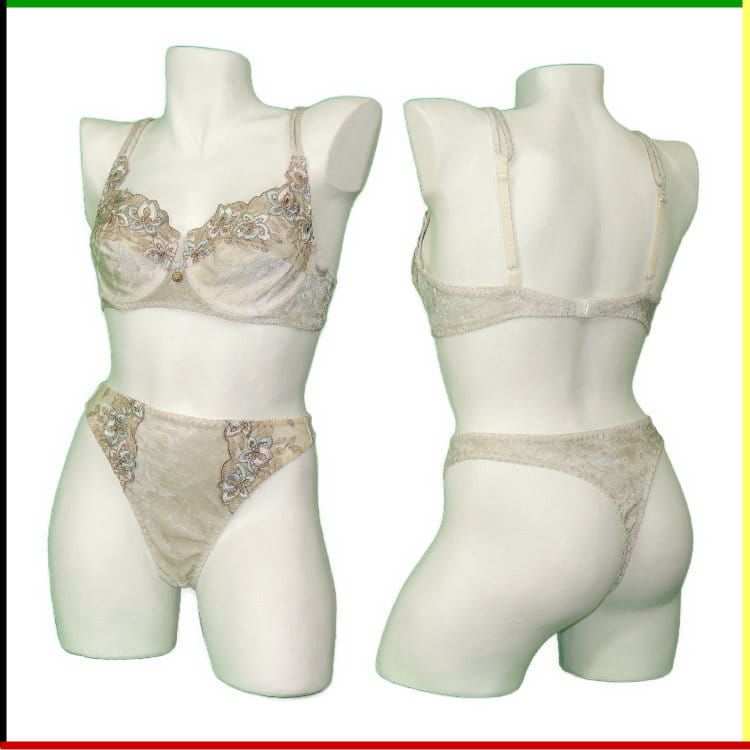 Mannequin met een beige kanten bh en bijpassend slipje, voor- en achterkant.