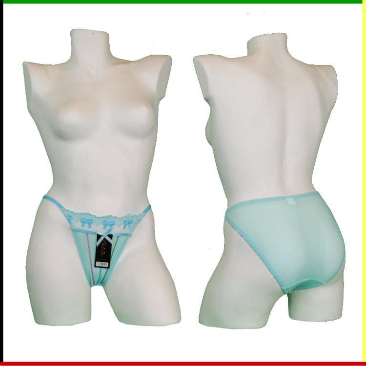 Twee witte mannequins met lichtblauw ondergoed, voor- en achterkant.