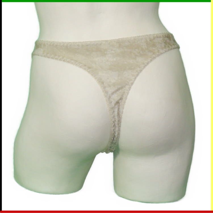 Mannequin met een beige kanten bh en bijpassend slipje, voor- en achterkant.