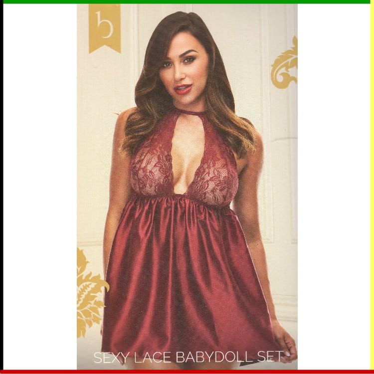 Vrouw in een rode babydoll lingerieset.