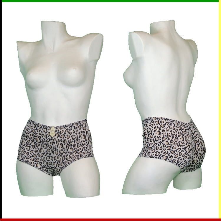 Twee aanzichten van een witte mannequin met een short met luipaardprint. Van voren en van opzij gezien, met de romp en de short.