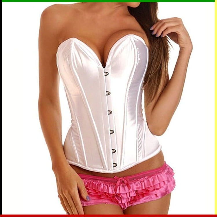 Witte satijnen corset en roze shorts met ruches.