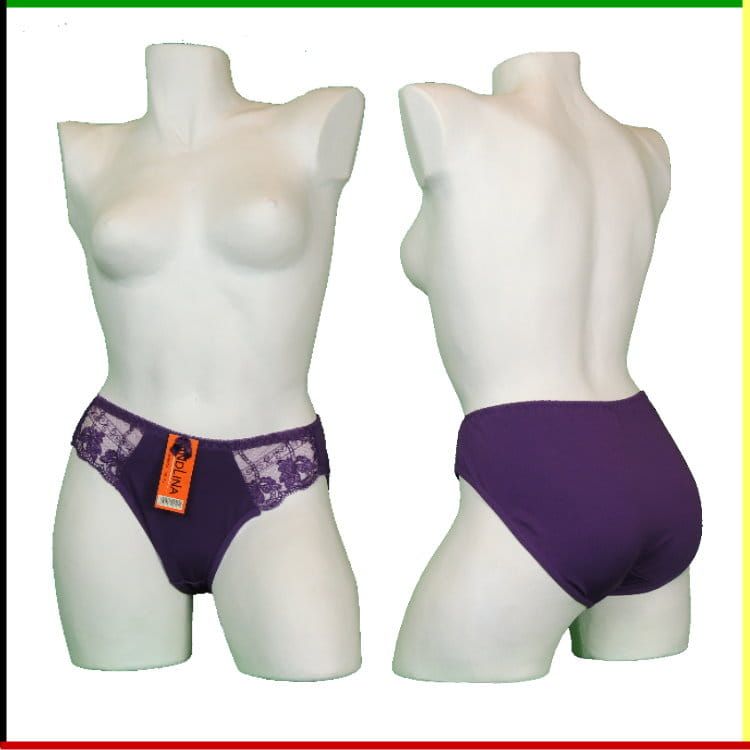 Twee aanzichten van een witte mannequin met paarse lingerie met kanten details.