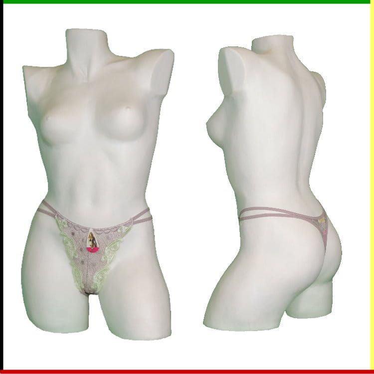 Twee witte mannequin torso's met een string aan; vooraanzicht en zijaanzicht.