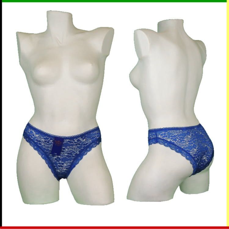 Twee aanzichten van een wit mannequin torso met een blauw kanten slipje.