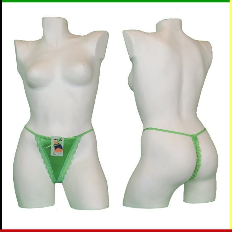 Twee witte mannequins dragen een groene string met kanten rand en een afbeelding op de voorkant.