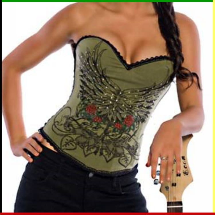 Vrouw in een groen korset met vleugelmotief, met een gitaar in haar hand en haar hand in haar zij.