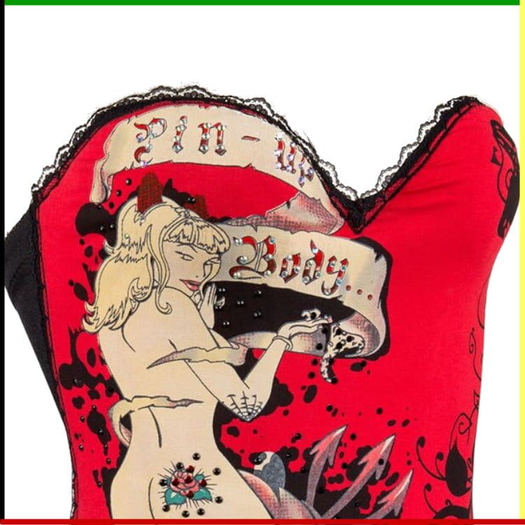 Vrouw in een rood korset, samen met twee anderen. Het korset is versierd met een tatoeage.