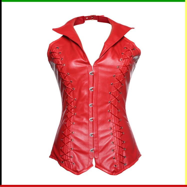 Vrouw in een rode leren haltertop-bodysuit met vetersluiting aan de voorkant.