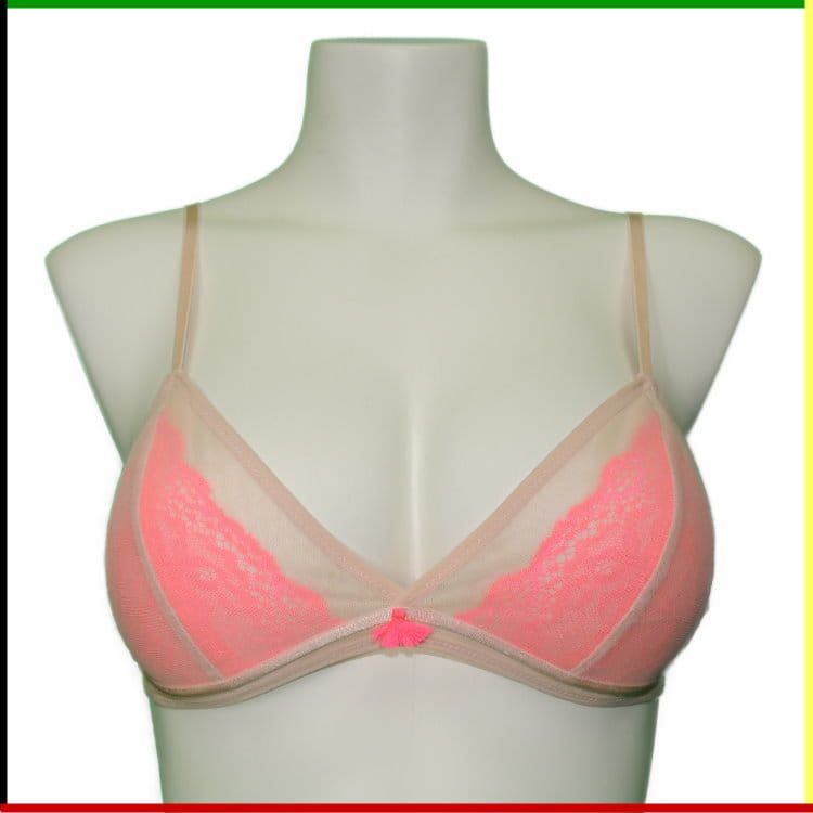 Roze kanten driehoekige bh op een witte paspop met doorschijnende beige bies.