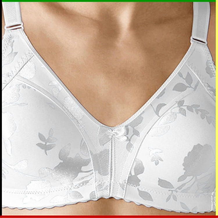 Vrouw met een witte bh met bloemenprint, lachend.