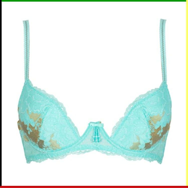 Vrouw met een turquoise kanten bh met een klein strikje in het midden.