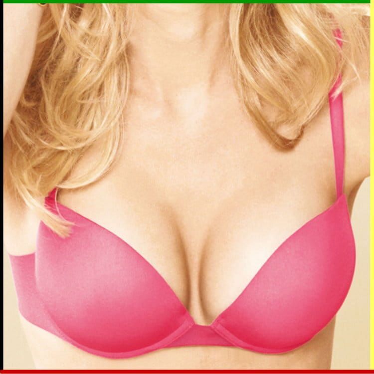 Een roze push-up bh op een vrouw met blond haar, close-up.
