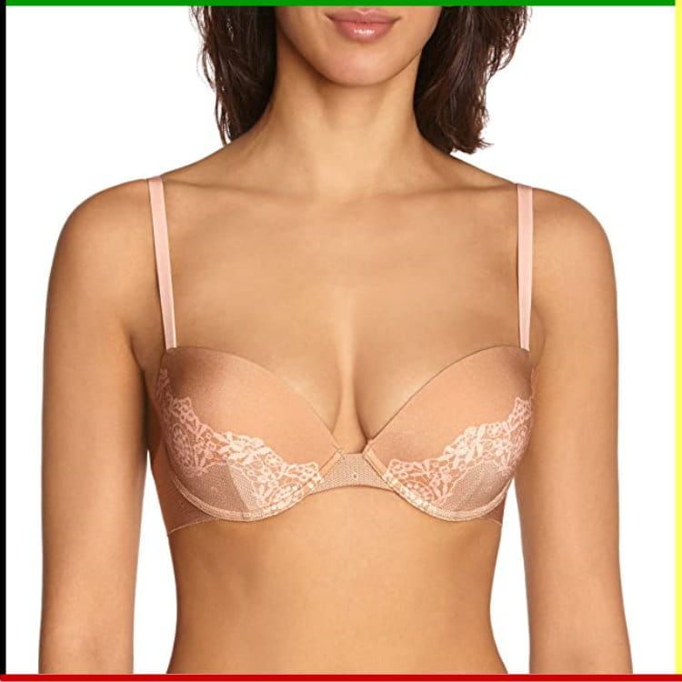 Vrouw draagt een beige push-up bh met kanten details en lichtroze bandjes.