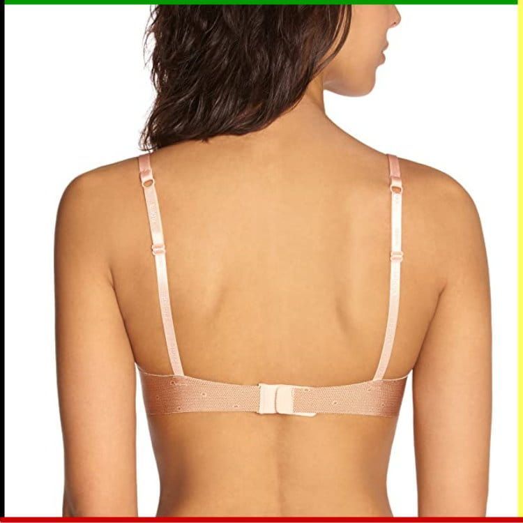 Vrouw draagt een beige push-up bh met kanten details en lichtroze bandjes.