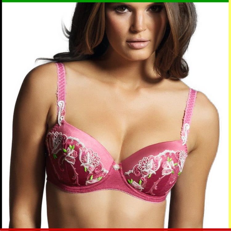 Vrouw met een roze bh met bloemenborduursel.