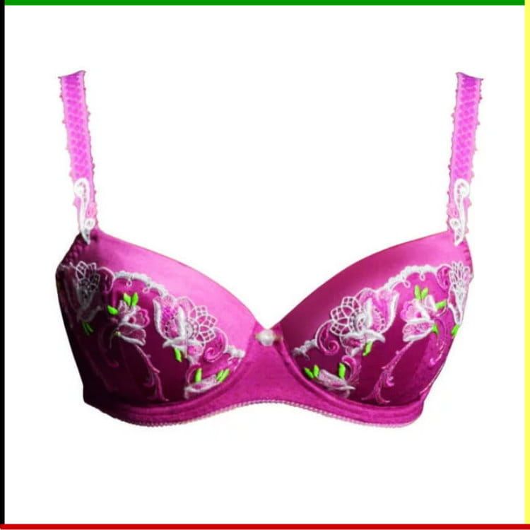 Vrouw met een roze bh met bloemenborduursel.