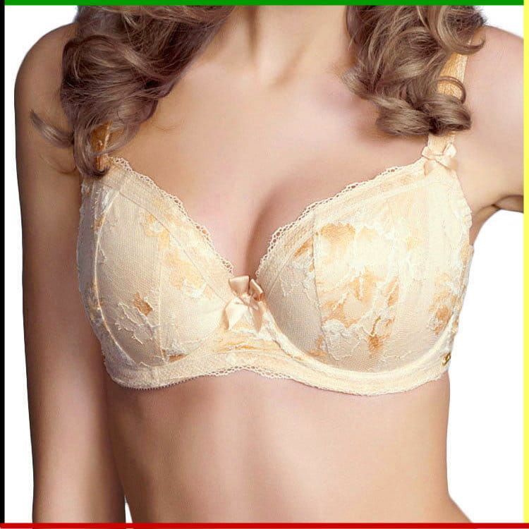 Beige kanten bh met bloemenprint; het bovenlichaam van het model is zichtbaar.