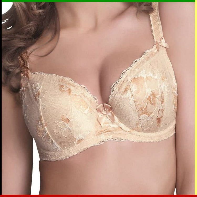 Beige kanten bh met bloemenprint; het bovenlichaam van het model is zichtbaar.
