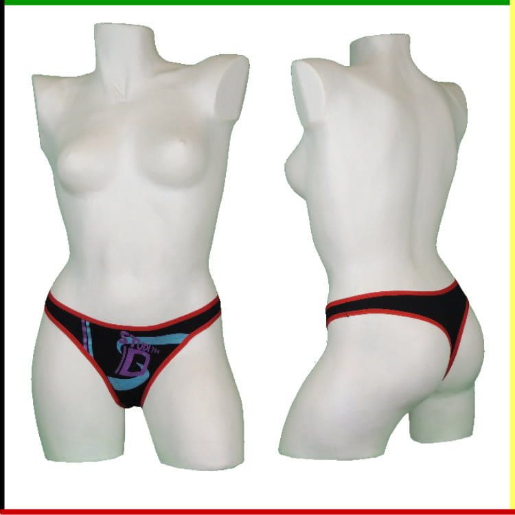 Twee mannequins dragen zwarte stringonderbroeken met logo, voor- en achterkant.