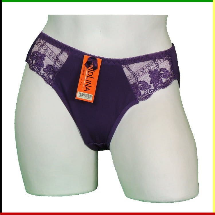 Twee aanzichten van een witte mannequin met paarse lingerie met kanten details.